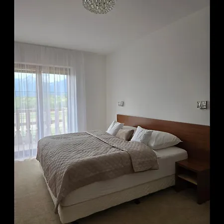 Vyhladovy Golf S Garazovym Statim * Vel'ka Lomnica