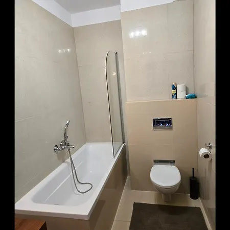 Vyhladovy Golf S Garazovym Statim